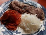 Bistec con salsa de soya y zanahorias fritas