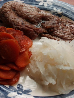 Una foto de Bistec con salsa de soya y zanahorias fritas
