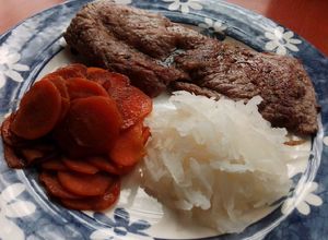 Una foto de Bistec con salsa de soya y zanahorias fritas
