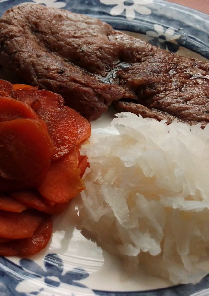 Una foto de Bistec con salsa de soya y zanahorias fritas