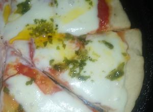 Una foto de Pizza casera y chimi para pizza!!