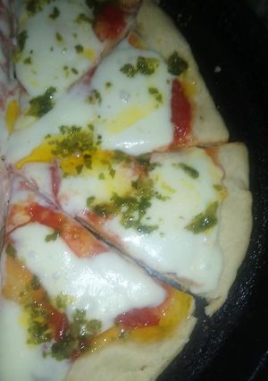 Una foto de Pizza casera y chimi para pizza!!