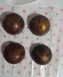 Esfera de chocolate rellena de helado de fresa