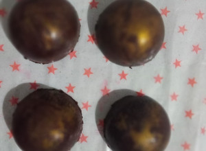 Una foto de Esfera de chocolate rellena de helado de fresa