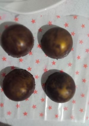 Una foto de Esfera de chocolate rellena de helado de fresa