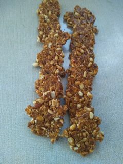 ચીકી(Chikki recipe in gujarati) રેસીપી મુખ્ય ફોટો