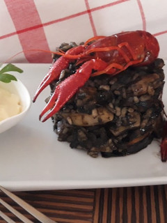 Una foto de Paella de arroz negro con cangrejo