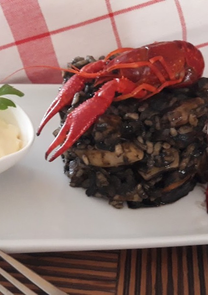 Una foto de Paella de arroz negro con cangrejo