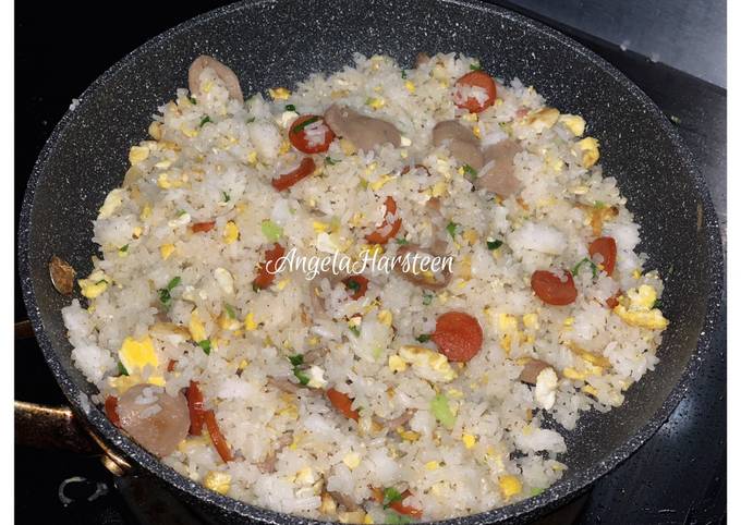 Resep Nasi goreng sosis bakso oleh angelaHarsteen 🐼 - Cookpad