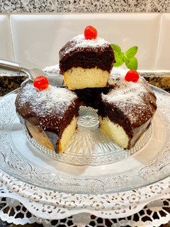 Una foto de Pastel de chocolate, manjar de coco y ganaché