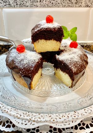 Una foto de Pastel de chocolate, manjar de coco y ganaché