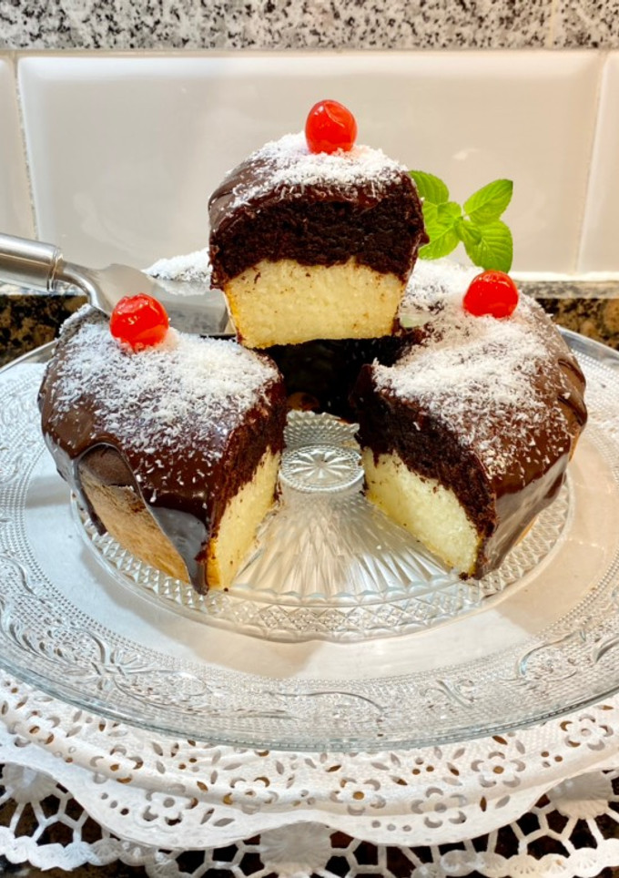 Una foto de Pastel de chocolate, manjar de coco y ganaché