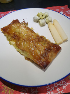 Una foto de Rape en papillote de masa filo con pesto de cilantro al cava