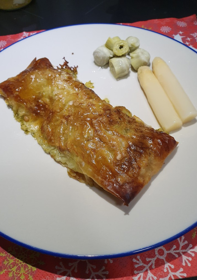Una foto de Rape en papillote de masa filo con pesto de cilantro al cava