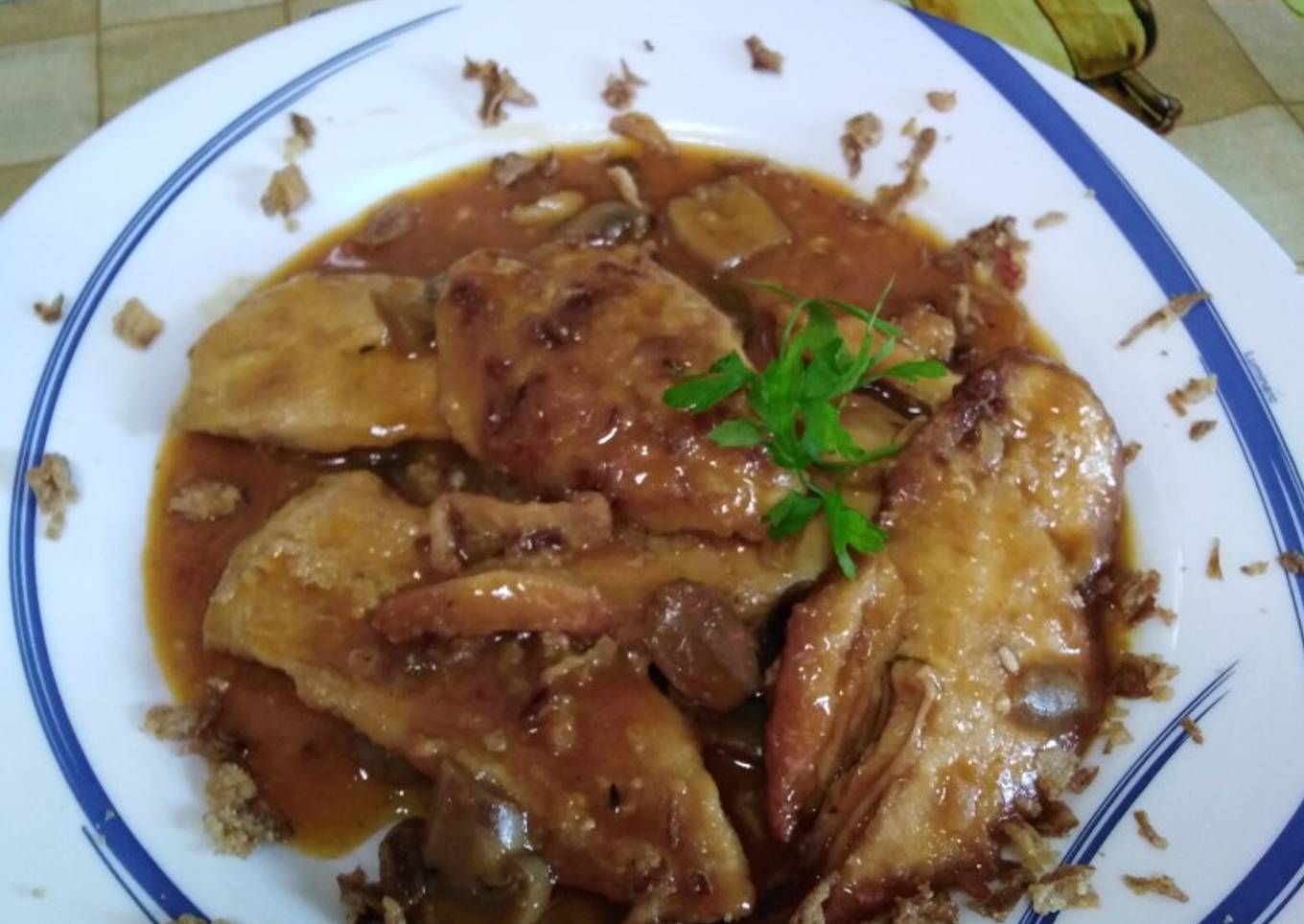 Pechugas de pollo, en salsa de sidra, y, con cebollita frita!