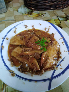Una foto de Pechugas de pollo, en salsa de sidra, y, con cebollita frita!
