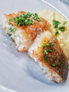Una foto de Lomos de bacalao dorados