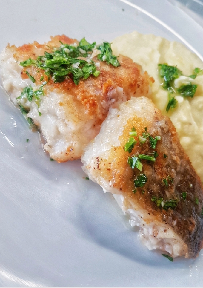 Una foto de Lomos de bacalao dorados