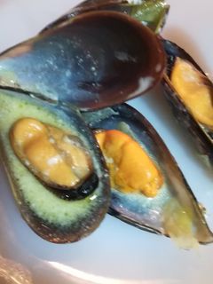 Una foto de Mejillones con salsa de apio