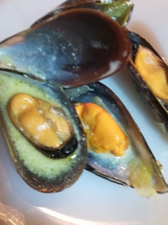 Una foto de Mejillones con salsa de apio