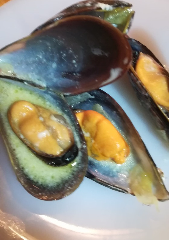 Una foto de Mejillones con salsa de apio