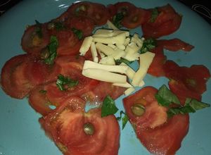 Una foto de Carpaccio de tomate