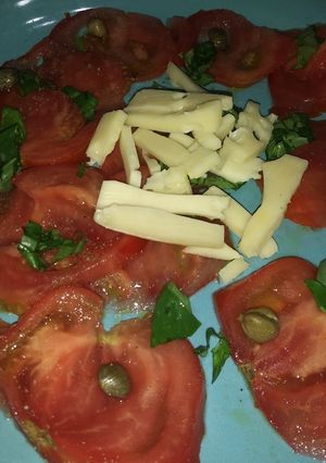 Una foto de Carpaccio de tomate
