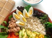 Una foto de receta de atún con arroz y aderezos