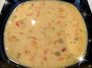 Фото Сырный суп с овощами и куриным филе.
