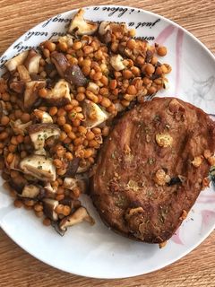 Una foto de Seitán con lentejas y setas shiitake 🍄