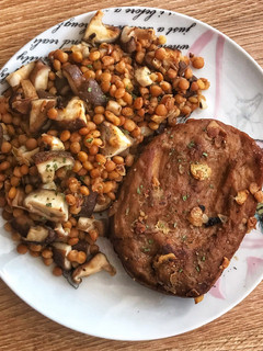 Una foto de Seitán con lentejas y setas shiitake 🍄