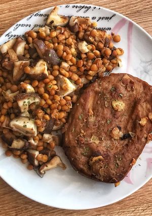 Una foto de Seitán con lentejas y setas shiitake 🍄
