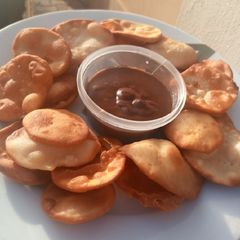 A picture of Milk crackers with chocolate sauce.