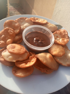 A picture of Milk crackers with chocolate sauce.