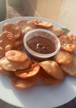 A picture of Milk crackers with chocolate sauce.