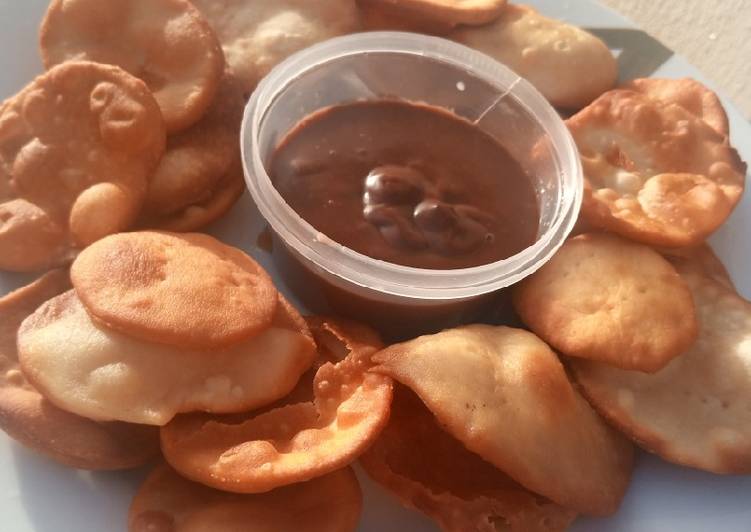 Milk crackers with chocolate sauce