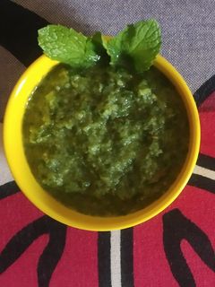 કાચી કેરી ફુદીના ની ચટણી (Kachi Keri Pudina Chutney Recipe In Gujarati) રેસીપી મુખ્ય ફોટો