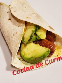 Una foto de Taco de salchichas y aguacate
