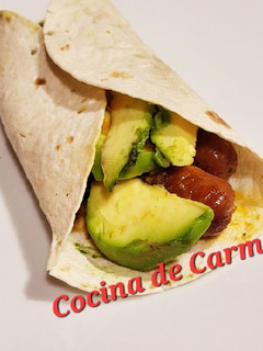 Una foto de Taco de salchichas y aguacate