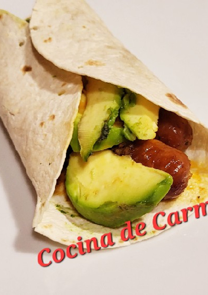 Una foto de Taco de salchichas y aguacate