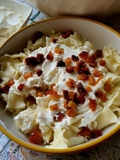 Túrós csusza házi szalonnával recept fotója