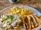 Mi desayuno favorito. Chilaquiles verdes, papas y huevo con Morrón 🥚🥔🍅