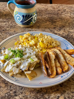 Una foto de Mi desayuno favorito. Chilaquiles verdes, papas y huevo con Morrón 🥚🥔🍅