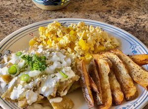 Una foto de Mi desayuno favorito. Chilaquiles verdes, papas y huevo con Morrón 🥚🥔🍅