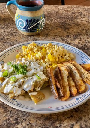 Una foto de Mi desayuno favorito. Chilaquiles verdes, papas y huevo con Morrón 🥚🥔🍅