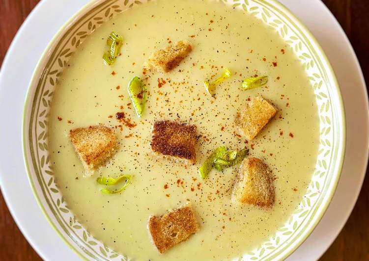 Quick and Easy Creamy Leek and Potato Soup