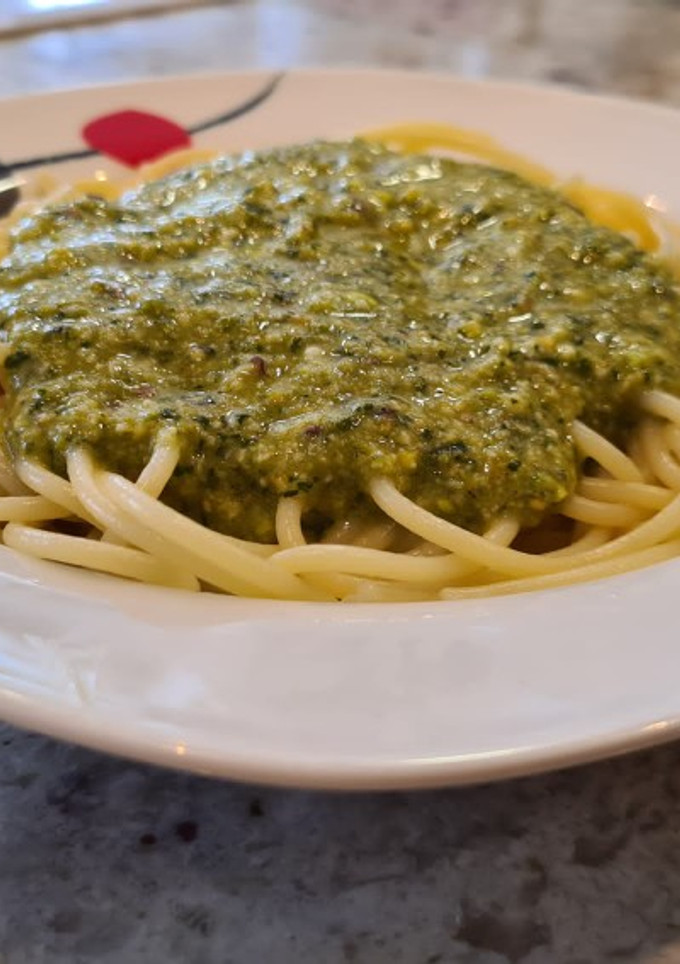 Una foto de Espaguetis con pesto de pistacho