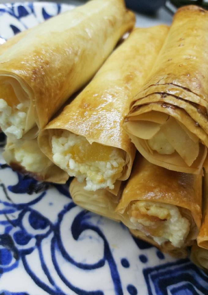 Трубочки з вершковою начинкоюю та курагою з тіста філо