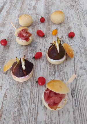 Une photo de Minis burgers aux figues/chèvre/jambon cru