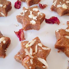 A picture of Cashew nuts kernel star barfi.
